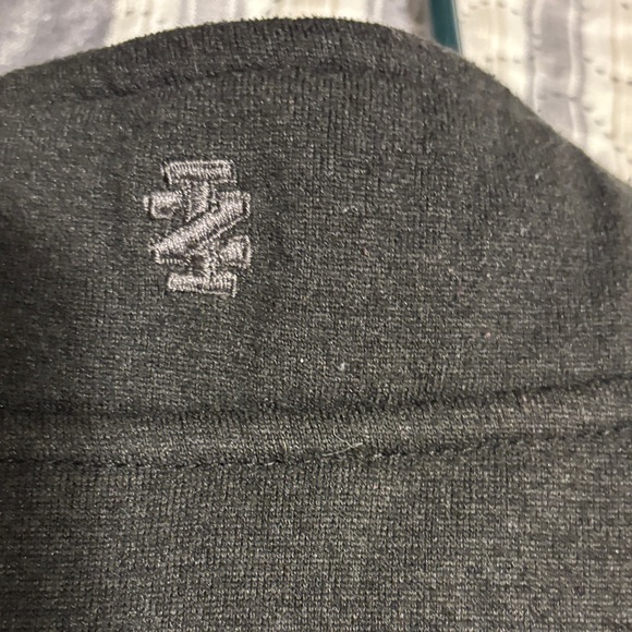 Izod Men's Black Vest - Picture 3 of 6